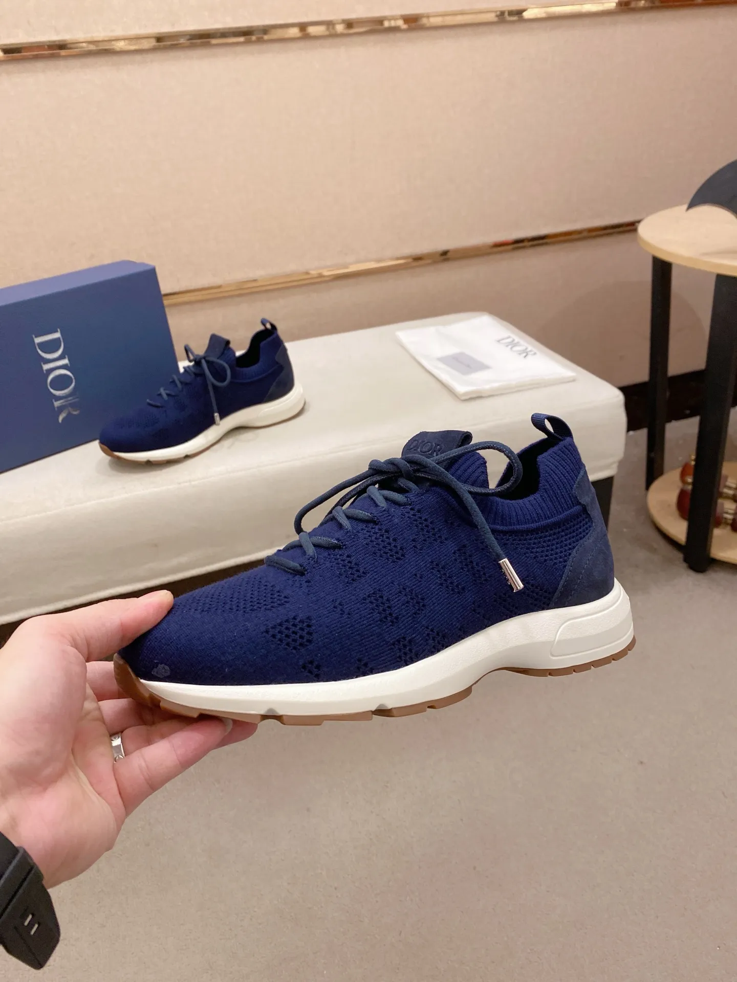 Factory price: 420💰Dior's latest men's fashion sneakers. This item draws inspiration from retro jogging shoes. Featuring a thick, low-top design, it features a mesh fabric upper and an ultra-light rubber foam sole. The side is decorated with an embossed "Di~r" logo. Code number: 39-44 (order 38, 45, 46)